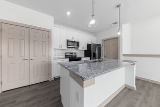 Village at Pepper Creek Apartments in Temple, TX - Foto de edificio - Building Photo