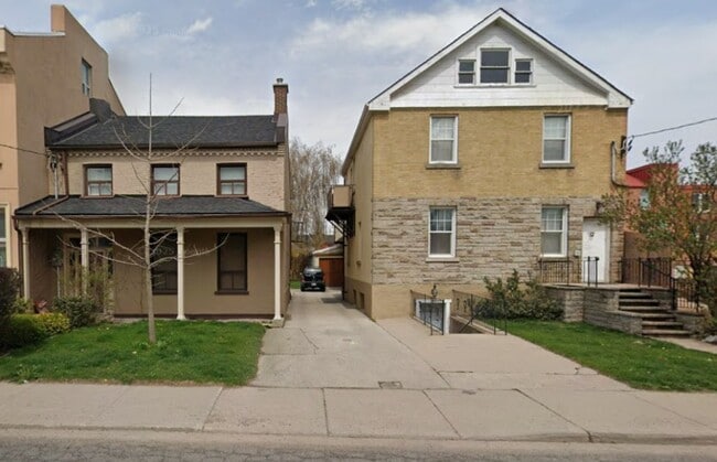 12 Barton St W in Hamilton, ON - Building Photo - Building Photo