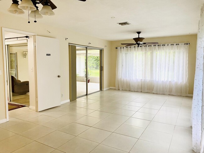 931 Hibiscus Dr in Royal Palm Beach, FL - Foto de edificio - Building Photo