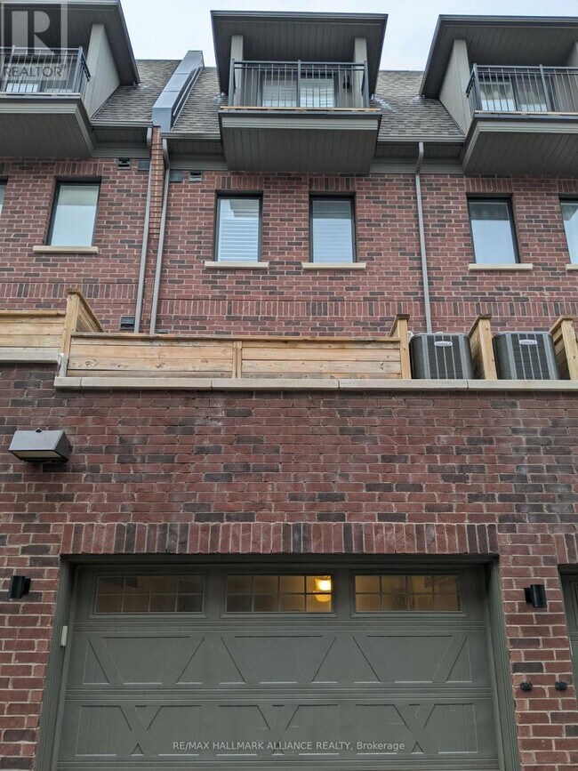 2184 Trafalgar Rd in Oakville, ON - Building Photo - Building Photo