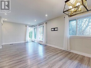 10 Vesper Ct in Toronto, ON - Building Photo - Building Photo