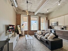 555 Evergreen St in Dallas, TX - Building Photo