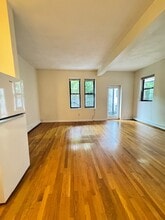 81 S Huntington Ave, Unit 2 in Boston, MA - Foto de edificio - Building Photo