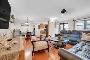 97 Wharfside Dr in Monmouth Beach, NJ - Building Photo