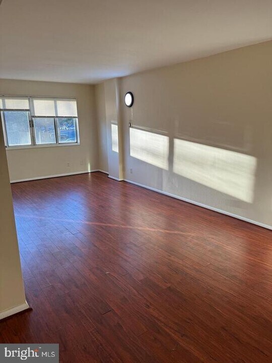 5340 Holmes Run Pkwy in Alexandria, VA - Foto de edificio