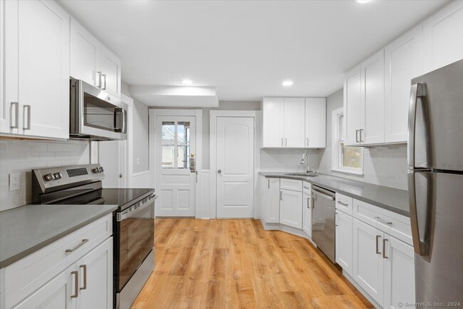 816 Pacific St in Stamford, CT - Building Photo - Building Photo