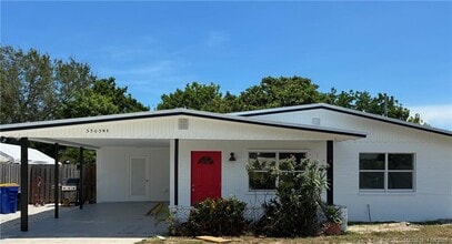 3503 NE Sandra Dr in Jensen Beach, FL - Foto de edificio - Building Photo