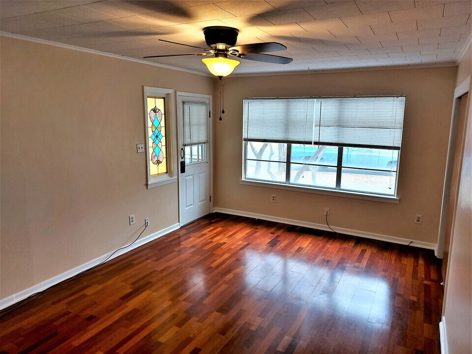903 Wright St, Unit 903 Wright Street in Llano, TX - Building Photo