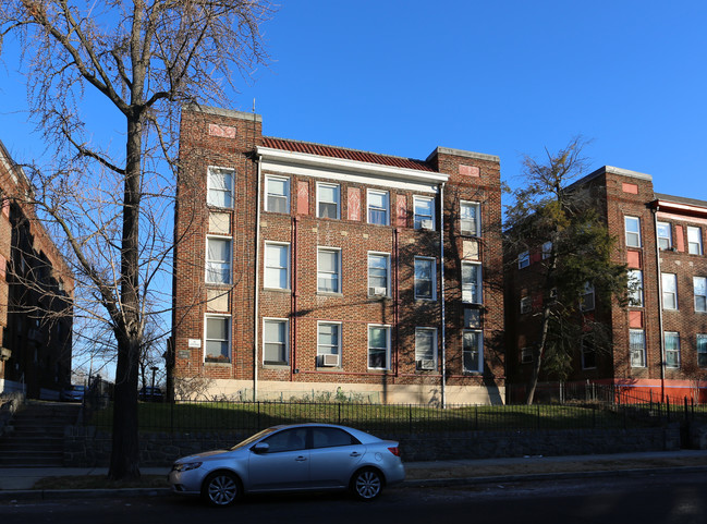 1443 Spring Rd NW in Washington, DC - Foto de edificio - Building Photo