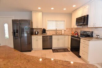 2226 Siesta Dr in Sarasota, FL - Building Photo - Building Photo