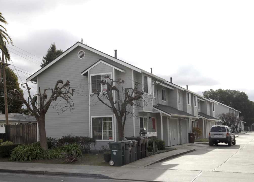 635 Blossom Way in Hayward, CA - Building Photo