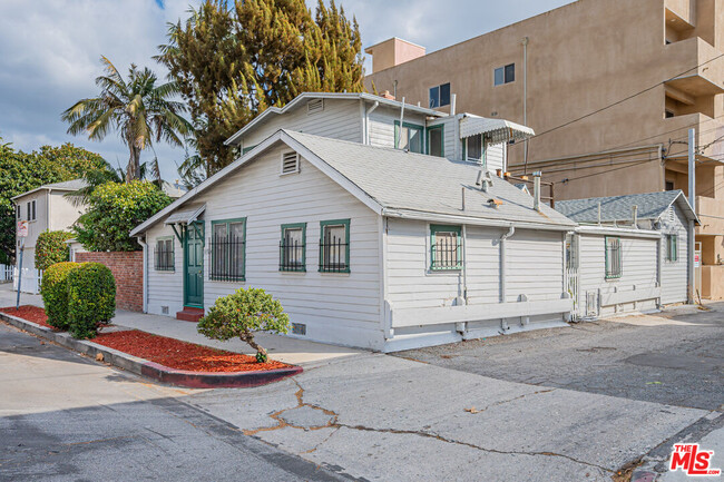 11924 Rochester Ave in Los Angeles, CA - Foto de edificio - Building Photo