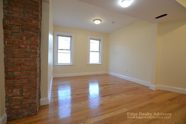 36 Brackett St, Unit 3 in Boston, MA - Building Photo - Building Photo