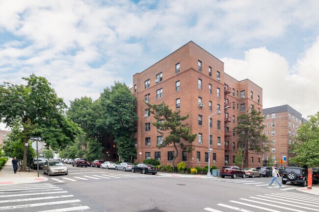 10010 67th Rd in Forest Hills, NY - Foto de edificio - Building Photo