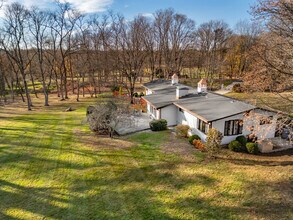 1001 Hulls Farm Rd in Fairfield, CT - Building Photo - Building Photo