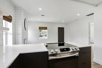 3671 NE 11th Ave in Oakland Park, FL - Building Photo - Building Photo