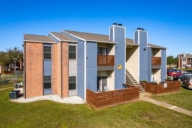 23Hundred Apartments in Sherman, TX - Foto de edificio - Building Photo