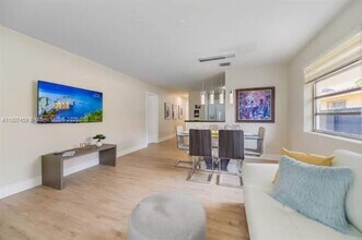 3262 SW 28th St in Miami, FL - Building Photo - Building Photo