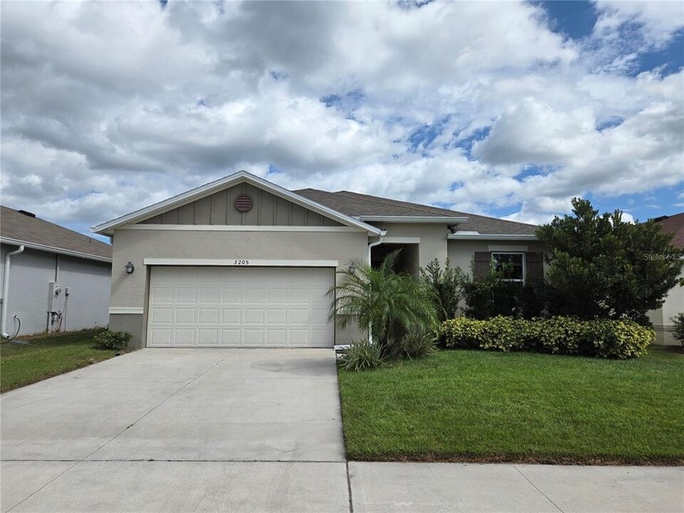 3205 Casa Del Rey Ave in Kissimmee, FL - Building Photo