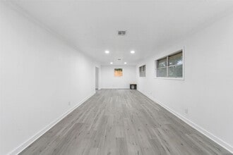 1911 Ave O in Huntsville, TX - Building Photo - Building Photo