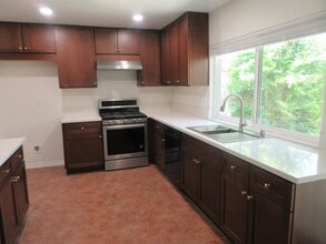 18523 Kinzie St in Los Angeles, CA - Building Photo - Building Photo