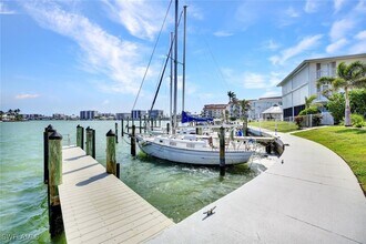 386 Harbour Dr in Naples, FL - Building Photo - Building Photo