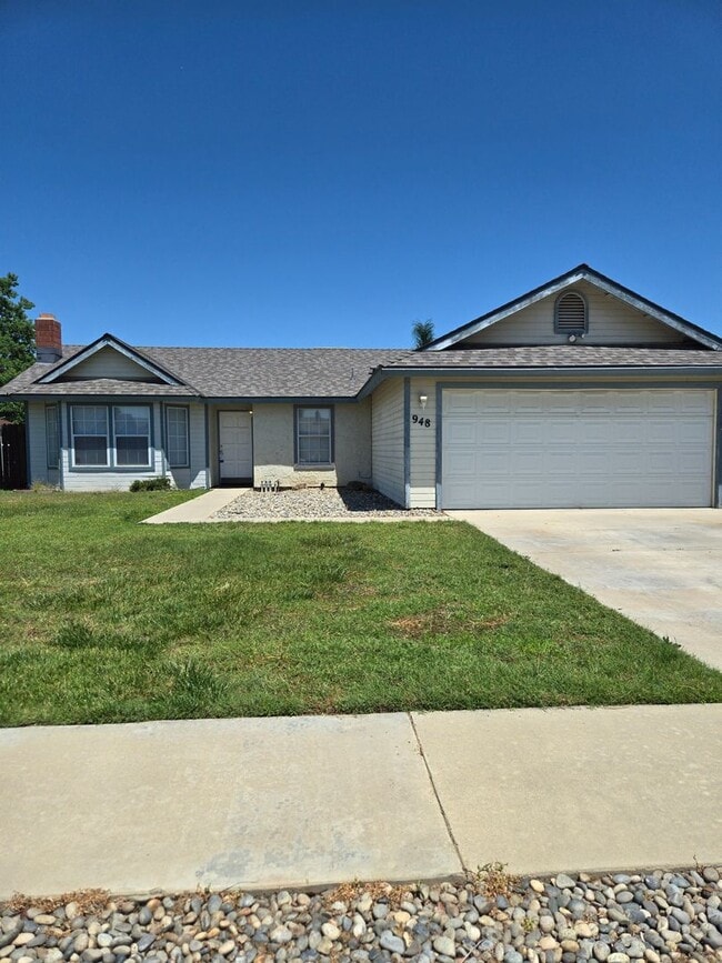 948 Rosewood Ln in Lemoore, CA - Building Photo - Building Photo