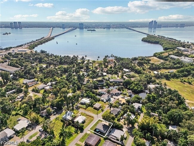 92 Oak St in North Fort Myers, FL - Building Photo - Building Photo