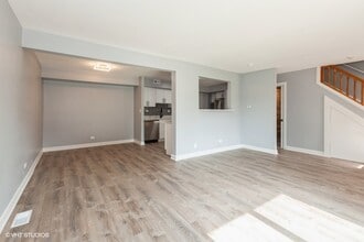 2242 Country Club Dr in Woodridge, IL - Building Photo - Building Photo