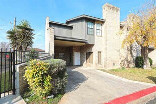 2600 E San Jose St in Laredo, TX - Building Photo