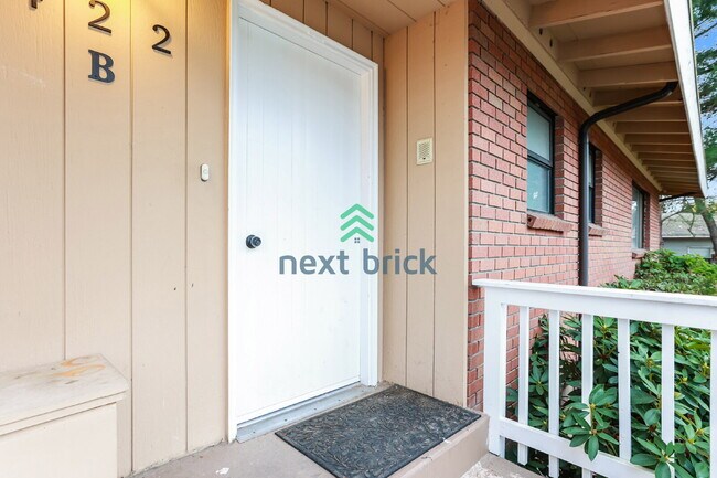 422 145th Ave NE-Unit -B in Bellevue, WA - Building Photo - Building Photo