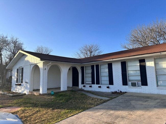 806 E Mountain St in Seguin, TX - Building Photo - Building Photo