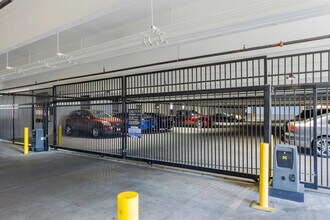 High Line at Hughes Center Apartments in Las Vegas, NV - Foto de edificio - Building Photo
