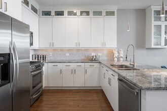 150 W Superior St in Chicago, IL - Building Photo - Building Photo