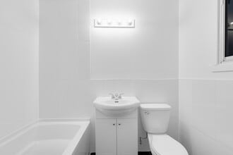 5841 Sherbrooke Rue O in Montréal, QC - Building Photo - Building Photo