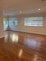 1054 S Wooster St in Los Angeles, CA - Building Photo