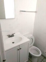 539 NW 1st Ave in Hallandale Beach, FL - Building Photo