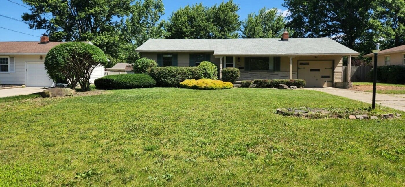 4686 Driftwood Ln in Youngstown, OH - Building Photo