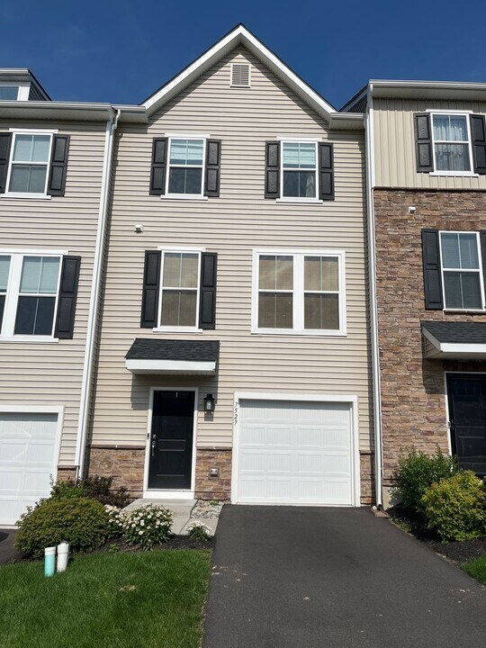 7527 Clayton Ave in Coopersburg, PA - Building Photo