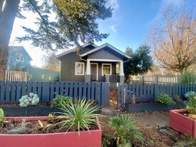 8236 N Olympia St in Portland, OR - Building Photo