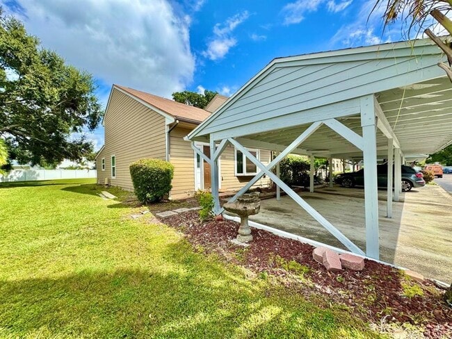 3361 W Hidden Haven Ct in Tampa, FL - Building Photo - Building Photo