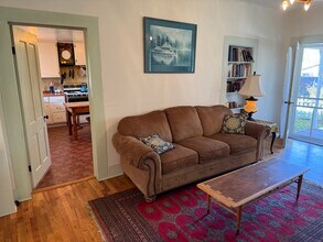 104 S 1st St in Talent, OR - Foto de edificio - Building Photo