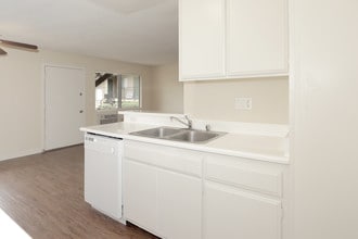 Los Arcos Apartments in Whittier, CA - Building Photo - Interior Photo