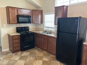 2211 Ashberry Ave in New Braunfels, TX - Foto de edificio - Building Photo