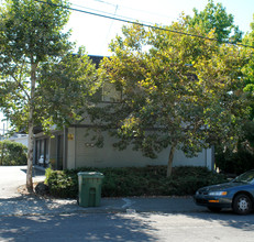 1155 Evans Dr in Santa Rosa, CA - Foto de edificio - Building Photo