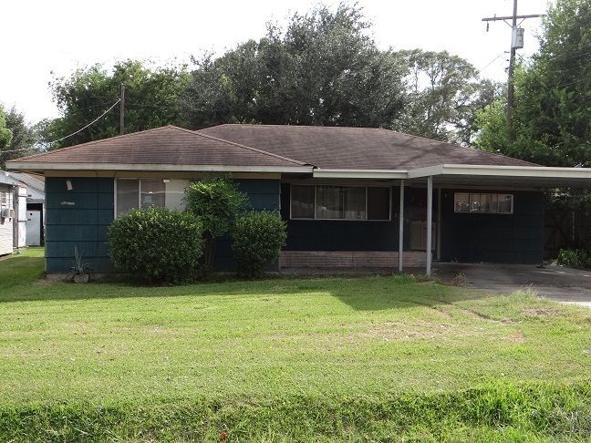 3265 East Dr in Groves, TX - Foto de edificio