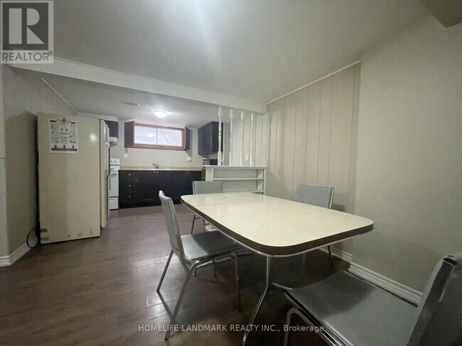 15 Orangewood Crescent in Toronto, ON - Building Photo - Building Photo