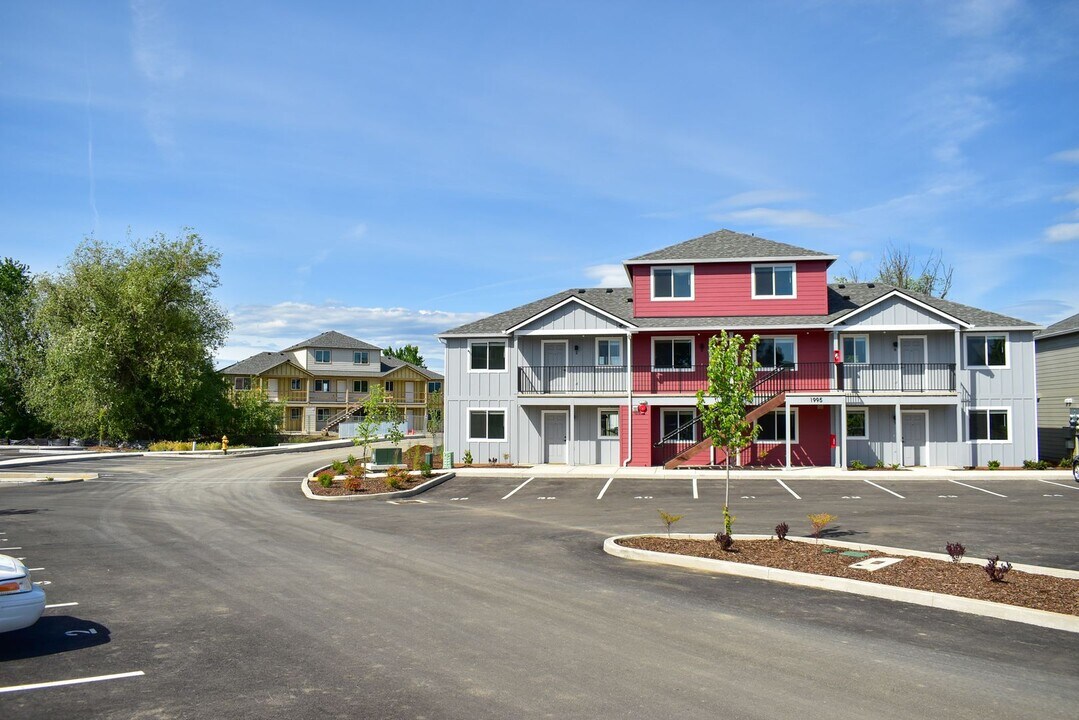 1993 Sky Park Dr in Medford, OR - Building Photo