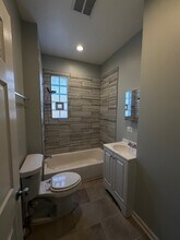 3026 E 80th St in Chicago, IL - Foto de edificio - Building Photo