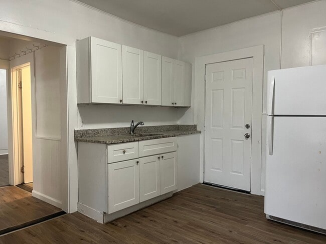 28 Oak St in New Britain, CT - Building Photo - Building Photo